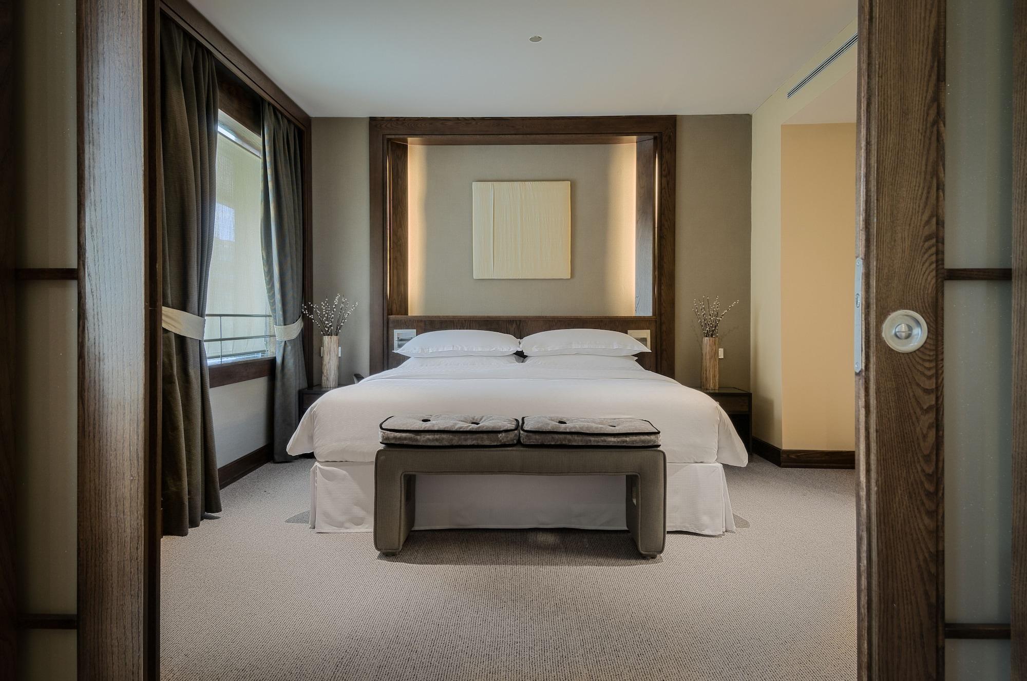 Eurostars Suites Mirasierra Madrid Eksteriør bilde A bedroom at the Mandarin Oriental, Munich