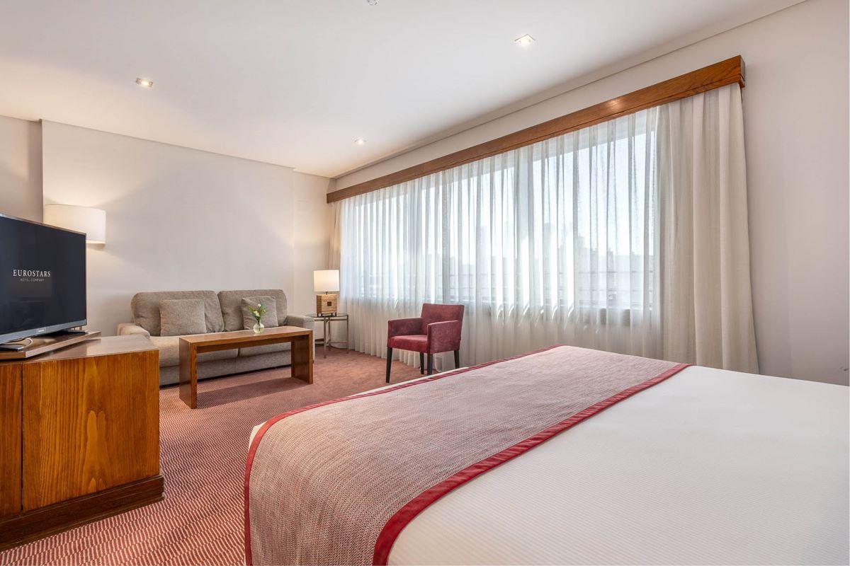 Eurostars Suites Mirasierra Madrid Eksteriør bilde A room at the hotel