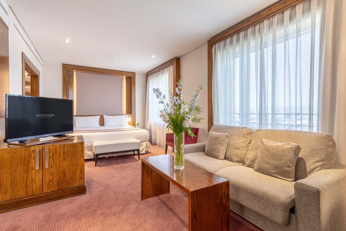 Eurostars Suites Mirasierra Madrid Eksteriør bilde A suite at the hotel