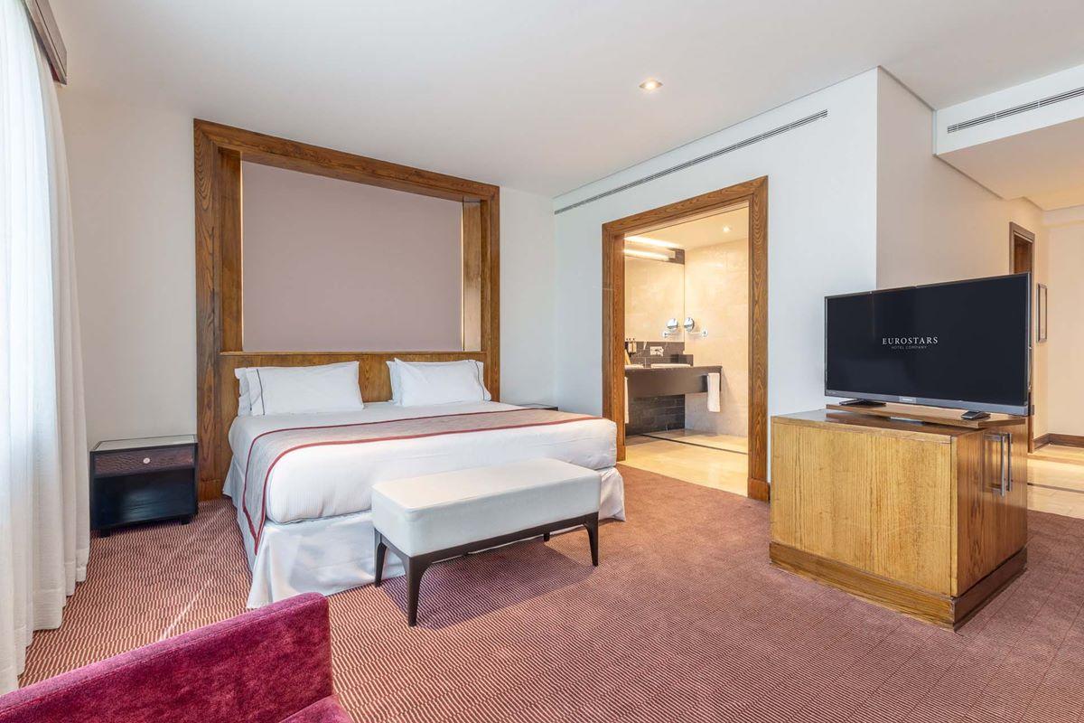 Eurostars Suites Mirasierra Madrid Eksteriør bilde A bedroom at the hotel