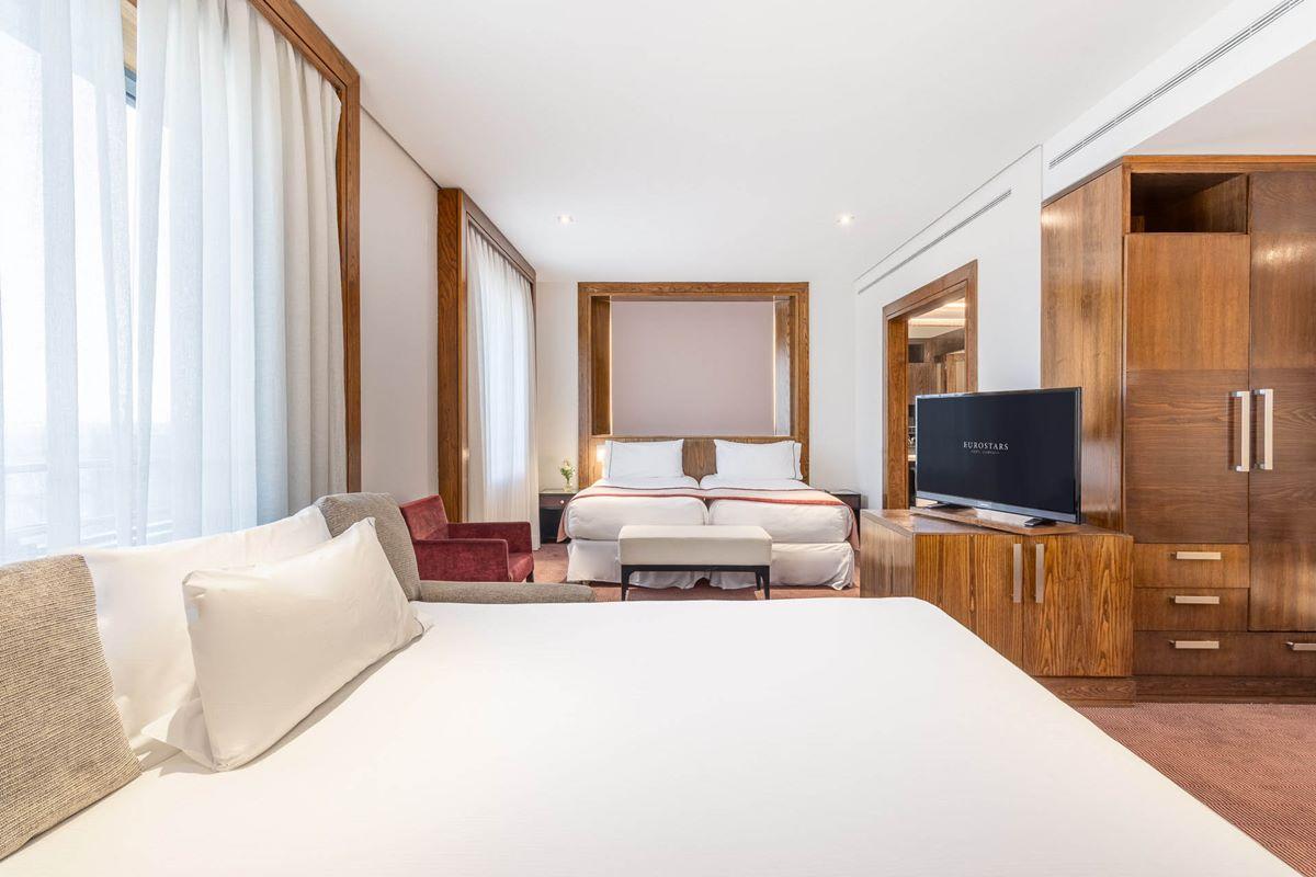 Eurostars Suites Mirasierra Madrid Eksteriør bilde A bedroom at the hotel