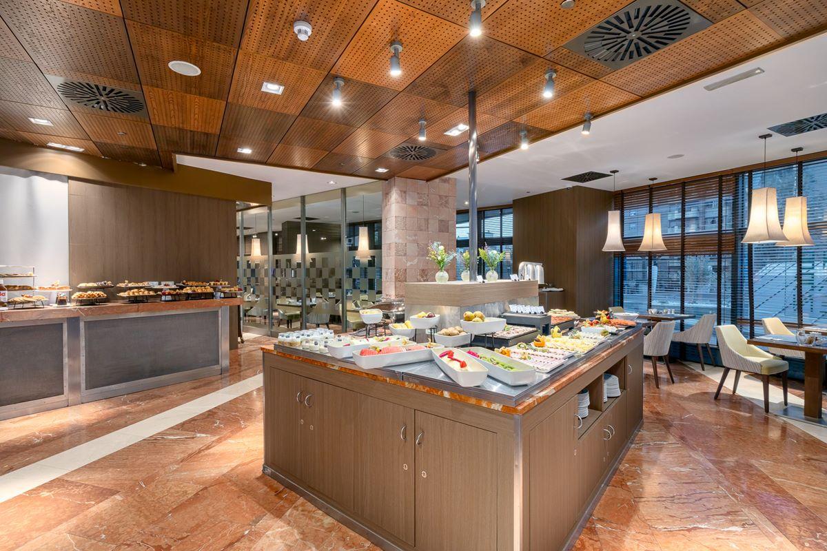 Eurostars Suites Mirasierra Madrid Eksteriør bilde The buffet at the hotel