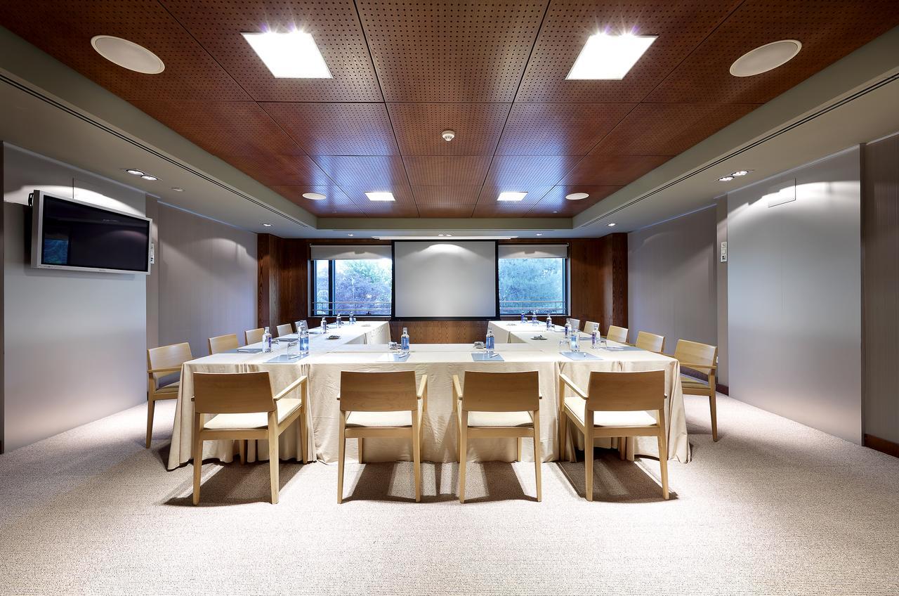 Eurostars Suites Mirasierra Madrid Eksteriør bilde A meeting room at the University of Oxford