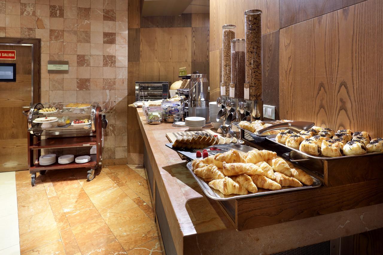 Eurostars Suites Mirasierra Madrid Eksteriør bilde A breakfast buffet at a hotel