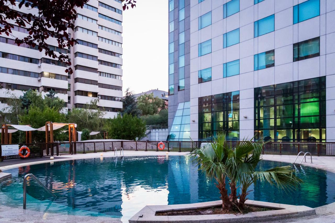 Eurostars Suites Mirasierra Madrid Eksteriør bilde The pool at the hotel